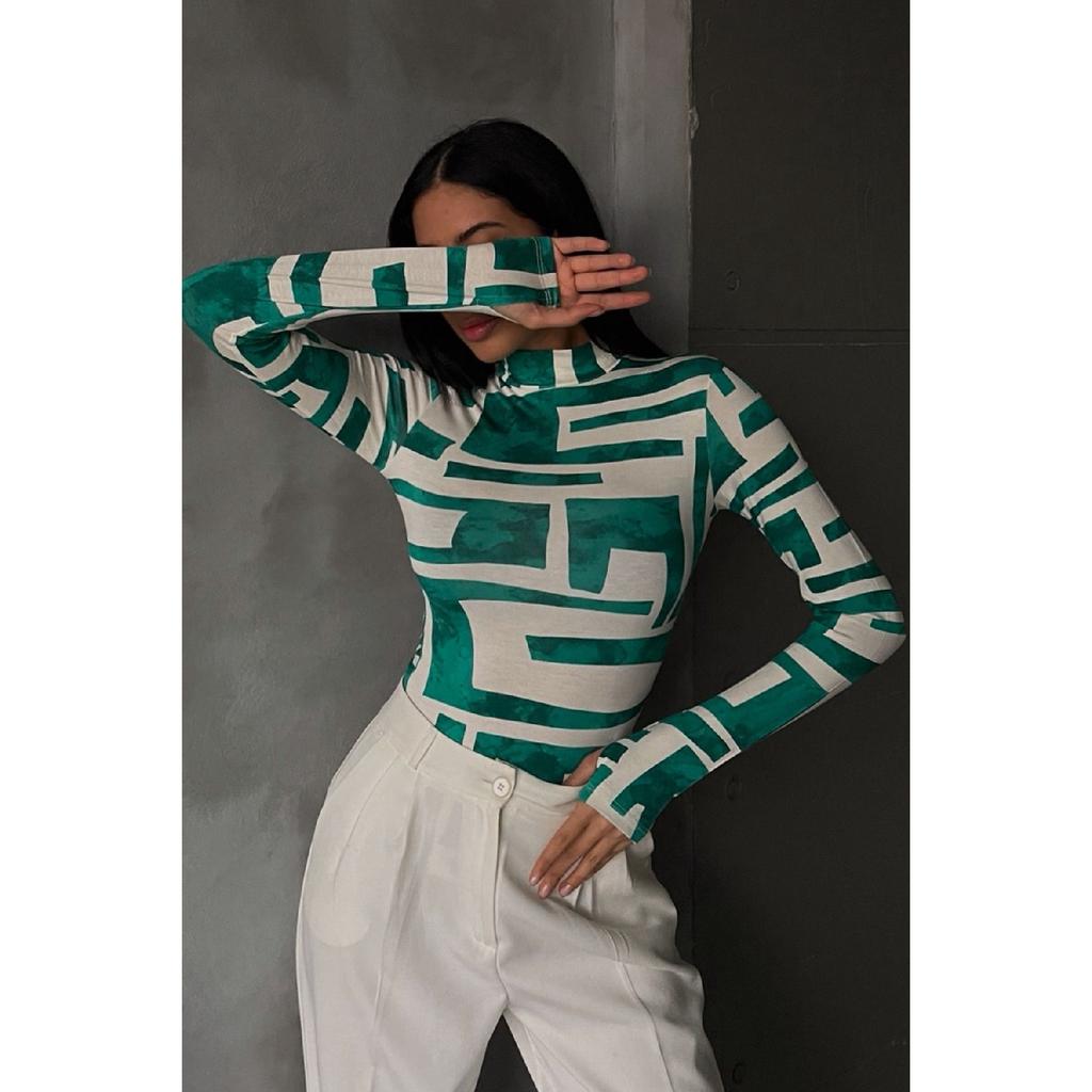 Женское черное боди с деталями на пальцах