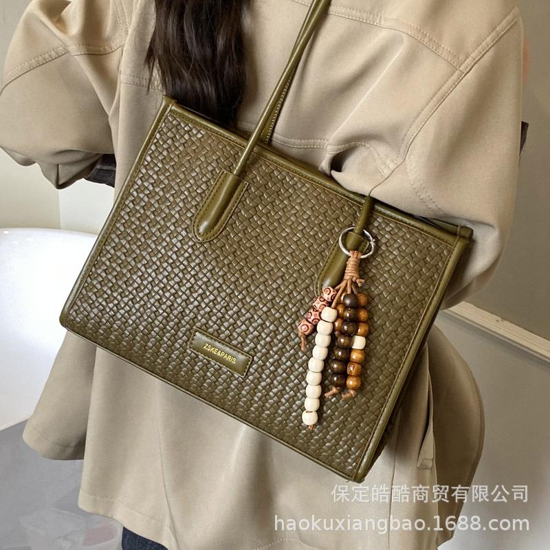 Retro woven bag women's large capacity 2025 new autumn and winter casual shoulder underarm bag popular commuter tote bag