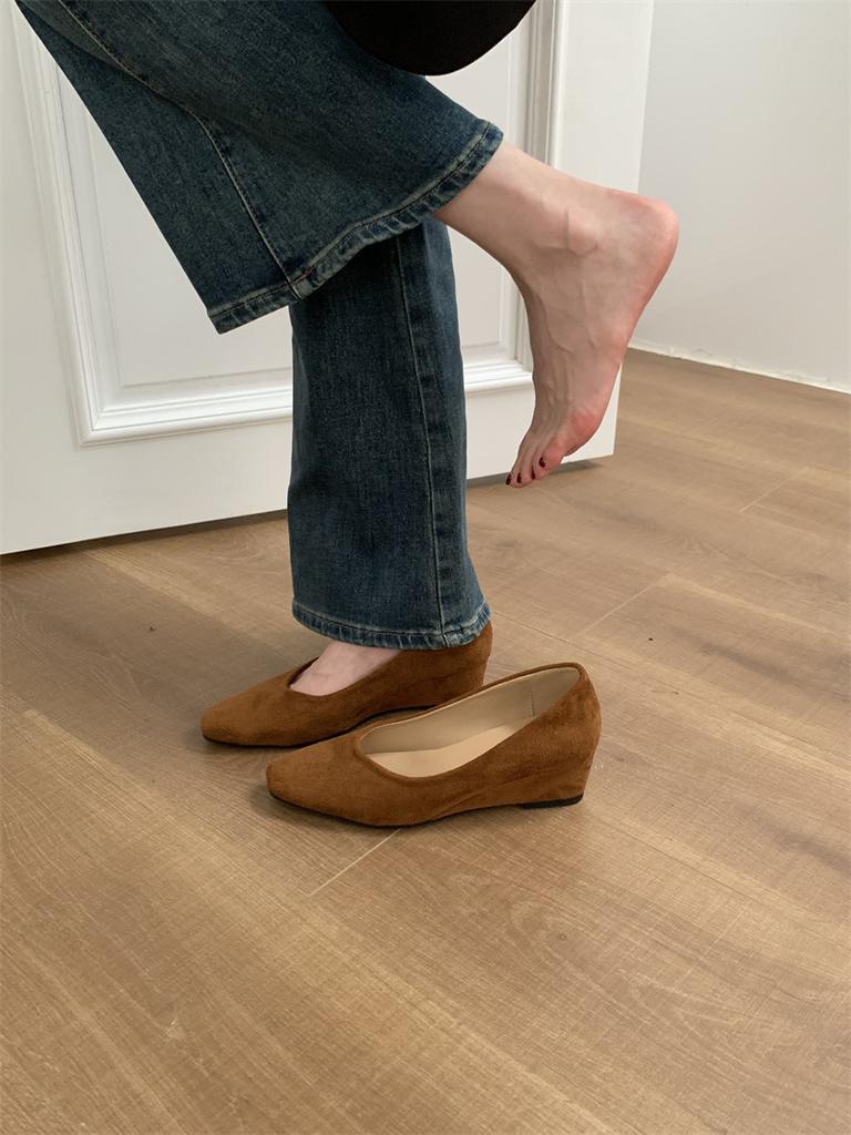 Корейская версия замшевых туфель с квадратным носком на танкетке, женские 2025, новые туфли на высоком каблуке, туфли бабушки на одной педали, темпераментные туфли для работы, женские