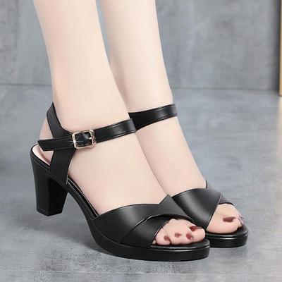 Женские летние кожаные сандалии на платформе 2025 года - На толстом каблуке, Водонепроницаемые, Дизайн с пряжкой для мам среднего возраста
