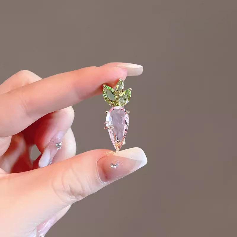 Брошь в виде морковки из кристаллов, женская, изысканная, простая, индивидуальная, булавка для рубашки, вырез, антибликовая пряжка, дизайн, чувство, аксессуары, тренд