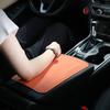 Универсальная подушка-подлокотник на центральную консоль автомобиля из высококачественной кожи для повышенного комфорта и защиты при вождении