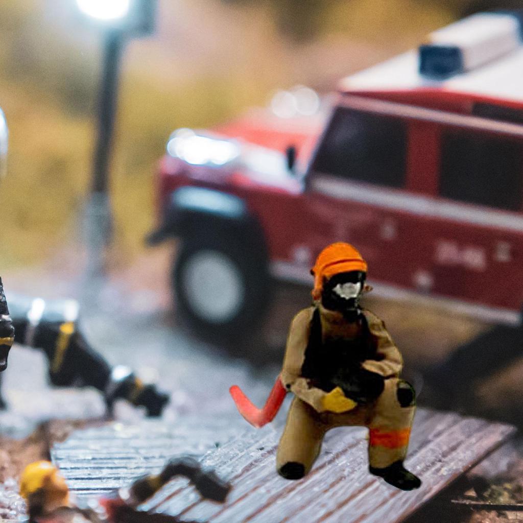 1/64 Firefighter Figures Diorama Action Realistic Tiny People Model for Micro Landscapes