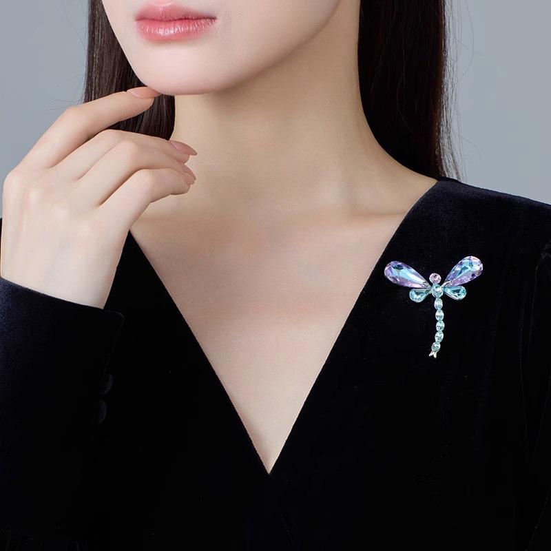 Light Luxury Crystal Dragonfly Brooch, High-end Feminine Charm, Colorful Insect Corsage, Niche Design Sense Brooch