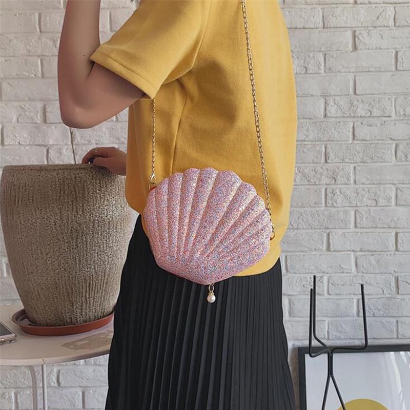 Женская сумочка в виде блестящей раковины