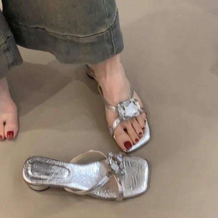 Новые французские люксовые женские туфли-стилеты на высоком каблуке с квадратным носком и крупными стразами, сексуальные лакированные шлепанцы с открытым носком и круглым каблуком