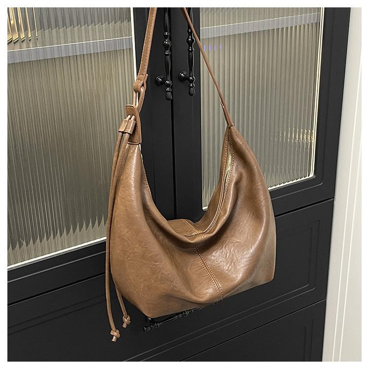 Large capacity vintage tote dumpling bag for women, 2026 autumn new simple and versatile casual shoulder crossbody bag
