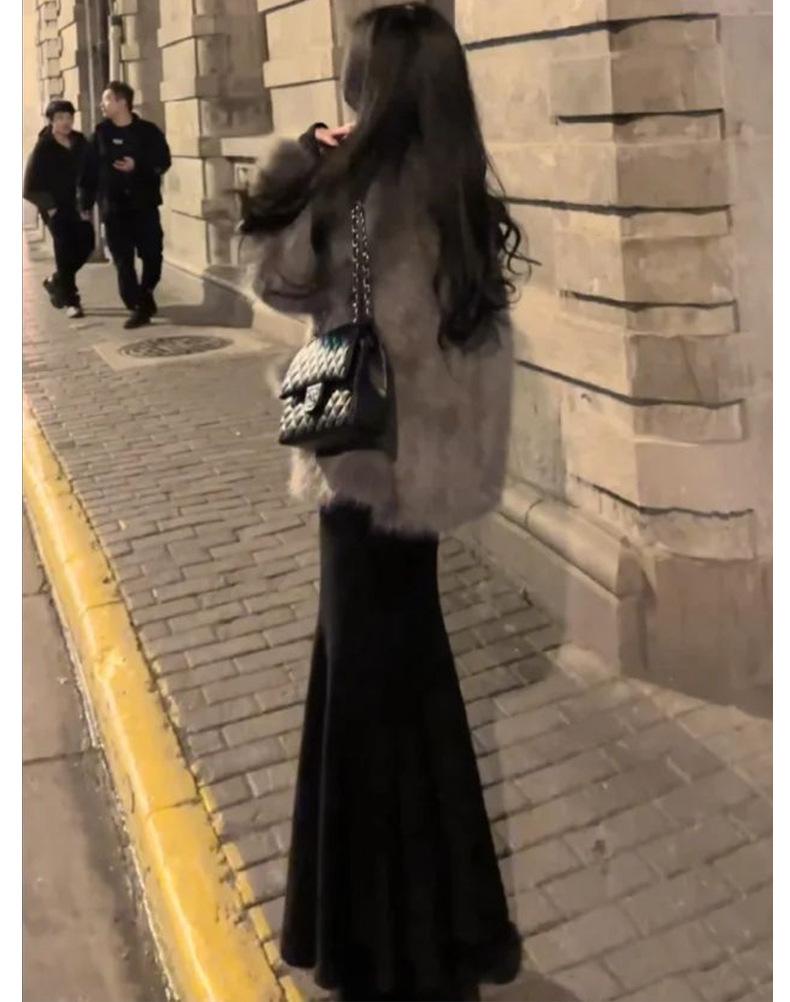Black High-Waisted Knit A-Line Fishtail Skirt, Hip-Hugging Mid-Length Design for Spring 2025 and Autumn/Winter Women's Fashion.