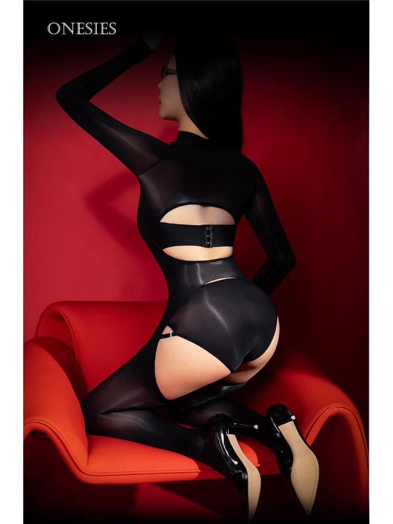 Изящный и соблазнительный блестящий комбинезон с открытой спиной и чулками