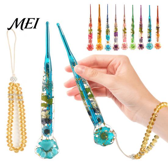 Long-lasting Crochet Hook Floral Resin Hook, Dried Flower Clear Handle Metal Head with Beaded Wristlet for Arthritis Beginners