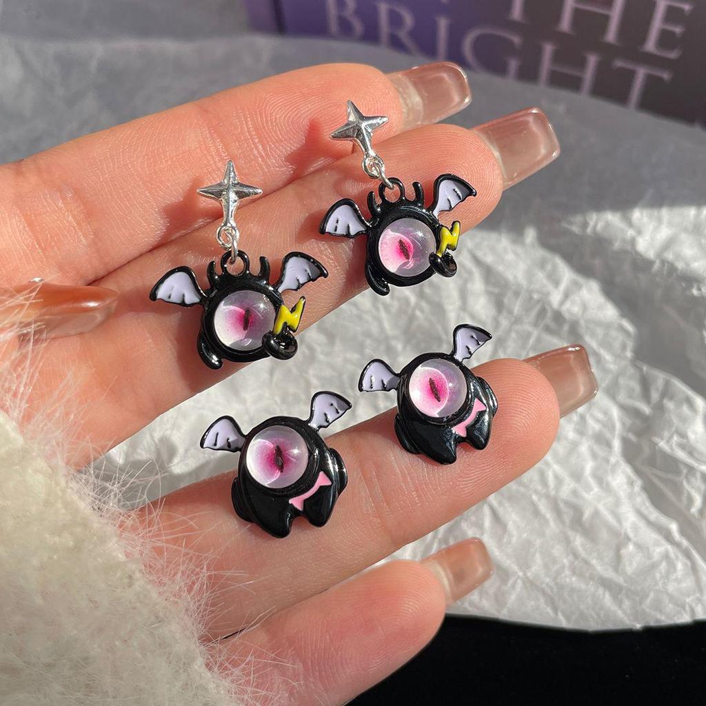 «Изысканные серьги в виде мультяшного летающего монстра — серебряные иглы, забавные и уникальные для студентов»