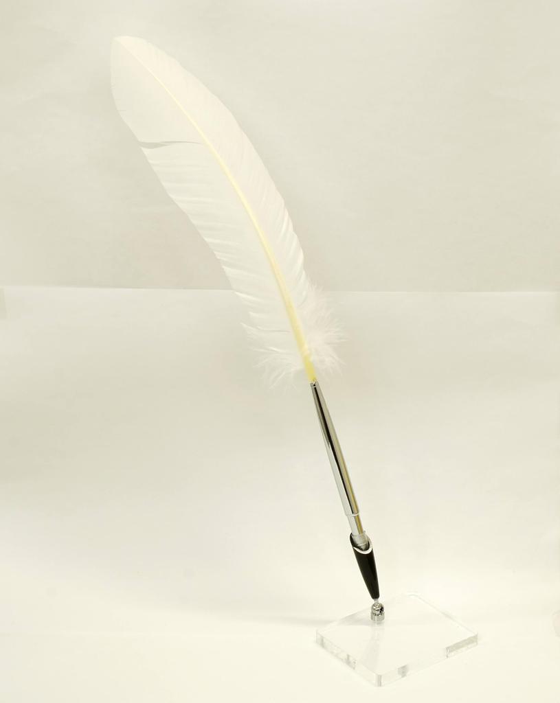 Упаковка из 2 наборов ручек с диском из латуни с японским обработанным пером индейки, прозрачная акриловая подставка для ручек с черным держателем для ручек Белое перо + Q-S5P2WT-2-W