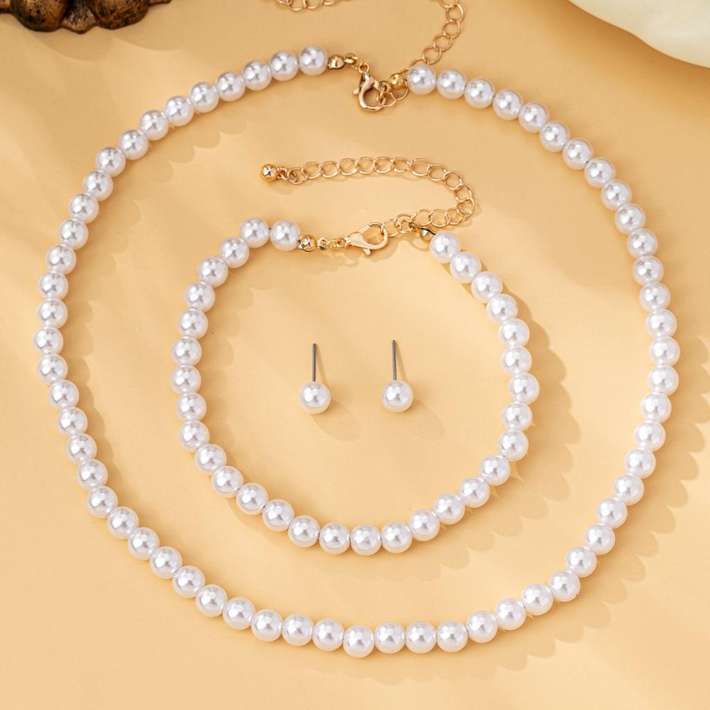 Комплект из трех предметов: ожерелье из искусственного жемчуга, браслет, серьги-пусеты. Модный женский жемчужный набор.