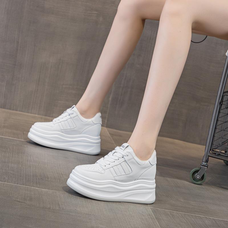 Кожаные маленькие белые туфли женские осенние новые универсальные на толстой подошве с внутренней высотой, повседневные туфли, маленькие спортивные туфли, кеды