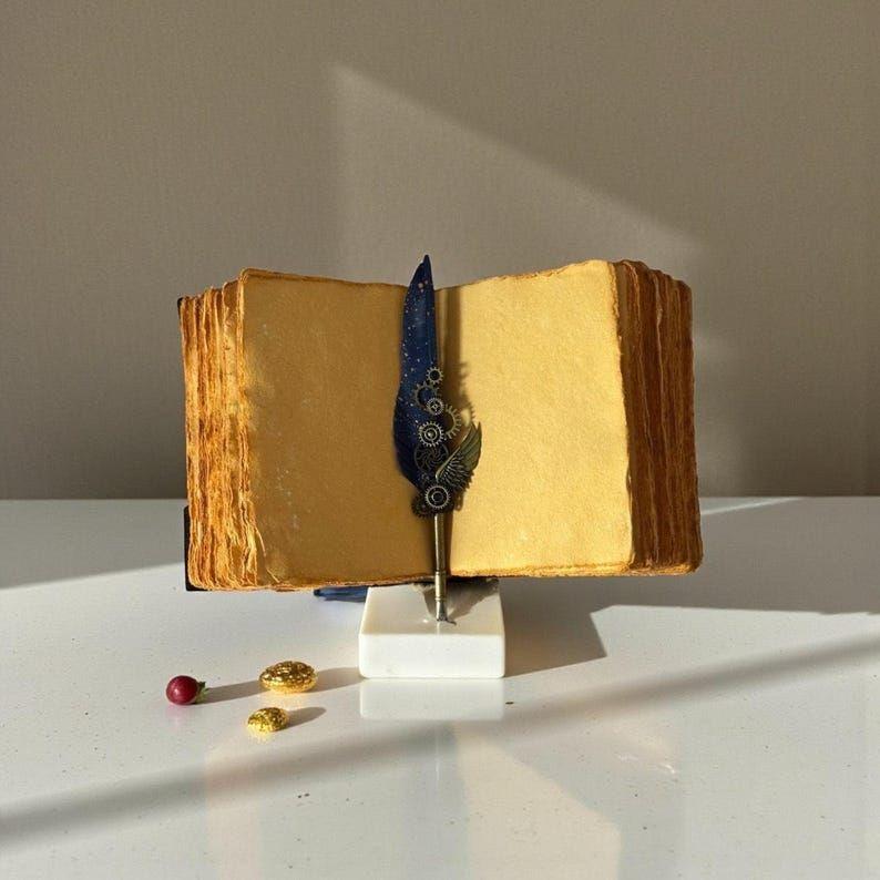 Кожаный гримуар-дневник «Зайчик»: Блокнот ручной работы с неровными краями