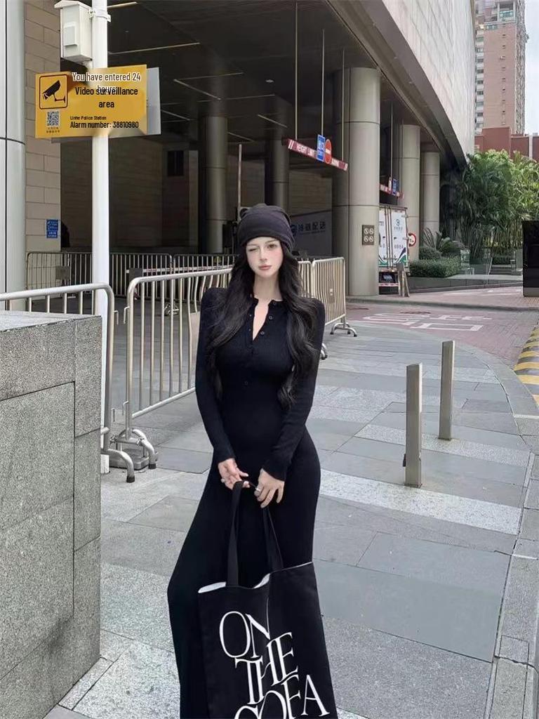 Французское платье с V-образным вырезом, облегающего кроя, вязаное, с длинным рукавом для женщин - Ранняя осень 2024, с акцентом на талии и облегающее бедра