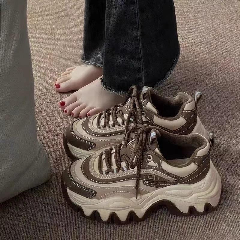 Детские модели кроссовок на толстой подошве 2025 осень-зима новые бархатные ножки маленькие популярные женские спортивные и повседневные туфли