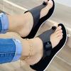 Модные однотонные классические шлепанцы на платформе для пляжа 2025 лето модная пряжка, декоративные повседневные резиновые шлепанцы на танкетке больших размеров.