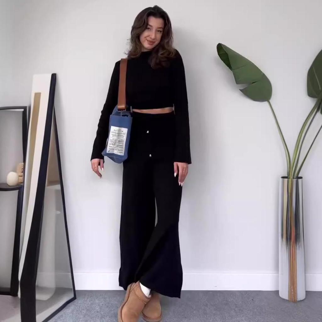 Комплект на осень 2024 года: вязаный однотонный кроп-топ и брюки с высокой посадкой и широкими штанинами