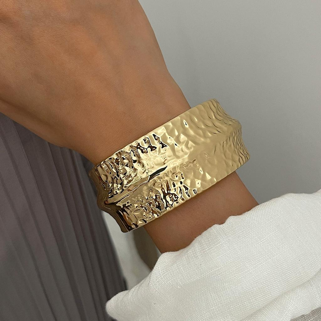 Accessories Retro Wide Face Personalized Hammer Bracelet High Color Retention Electroplating Alloy Design Sense Ladies Bracelet