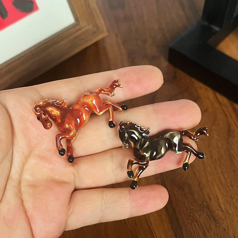 Изысканные броши в виде бегущей лошади со стразами для женщин и мужчин, эмалевые броши-булавки с животными в 4 цветах, украшения для вечеринки в год лошади, подарок