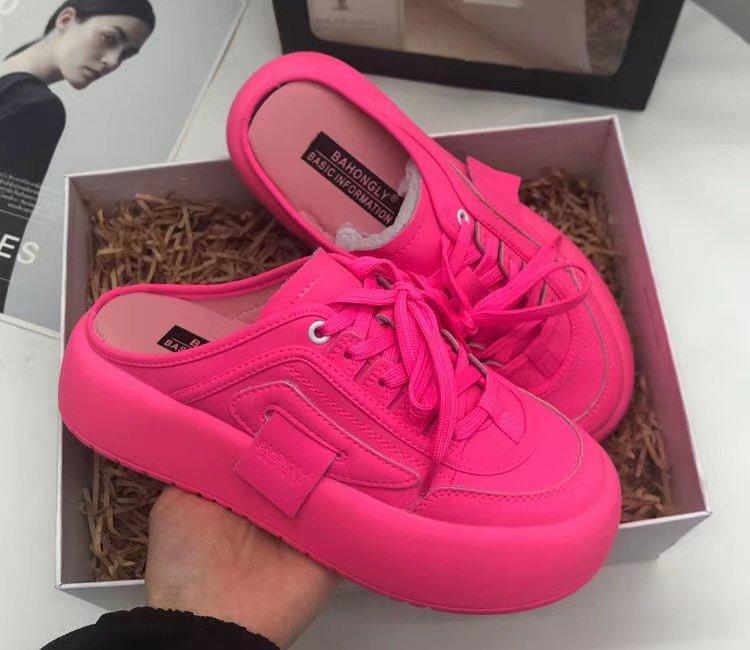 Тапочки-полушапки с ленивым носком, женская летняя одежда 2025 года, новые белые туфли с круглой головкой, одна педаль, без каблука, обувь для доски с большой головкой