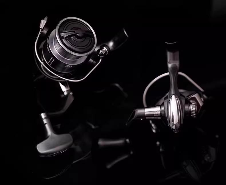 Спиннинговая катушка Daiwa CROSSFIRE LT - Легкая металлическая шпуля для дальнего заброса, Доступна в 26 моделях.