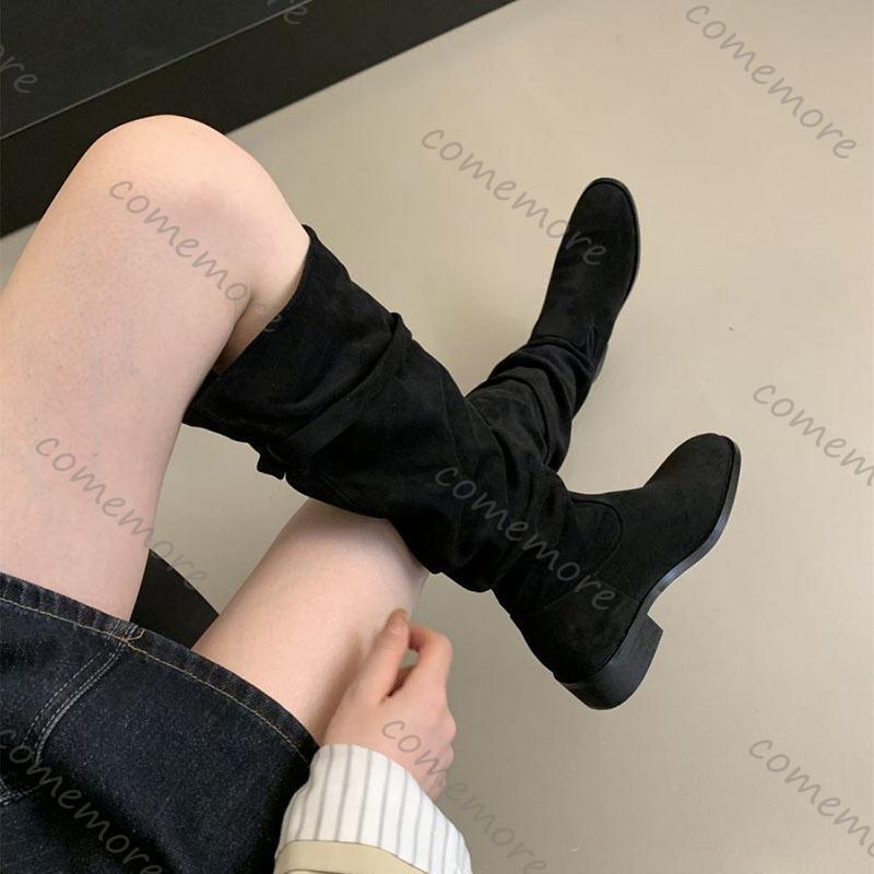 Comemore Замшевые ботфорты женские 2025 Новые осенние ретро плиссированные туфли на толстом каблуке для женщин Однотонные длинные ботфорты женские