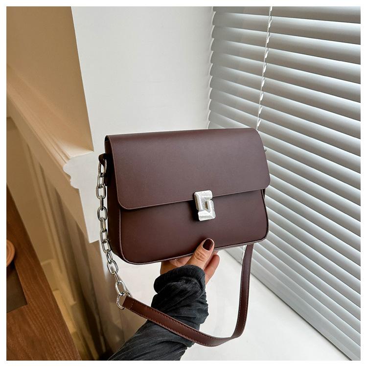 Корейская версия модной персонализированной цепочки, маленькая квадратная сумка подмышкой 2024 года, новая модная простая темпераментная персонализированная женская сумка через плечо