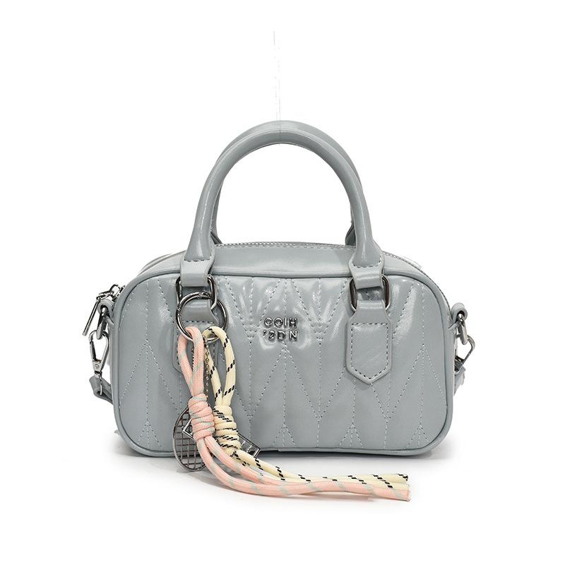 Женская сумка 2025 новая сумка-мессенджер весна и лето маленькая квадратная сумка нишевый дизайн высокое чувство женская плечевая портативная сумка с бриллиантами