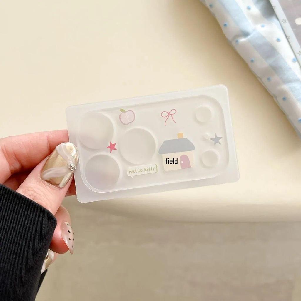 Очаровательная наклейка на объектив iPhone 17 Pro Max: Декор для камеры «Медвежонок и Котенок» с держателем для ручек и наклейками для ногтей!