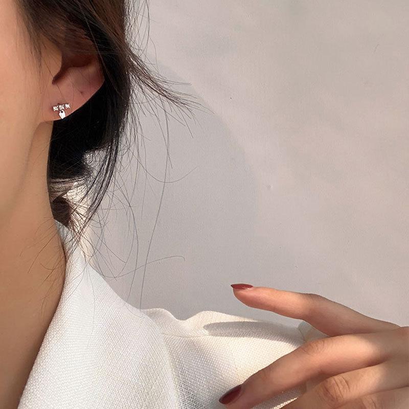 Серьги с маленькими бриллиантами в форме пятиконечной звезды, простые женские, маленькие и изысканные, для поддержания темперамента, модные серьги для пирсинга ушей