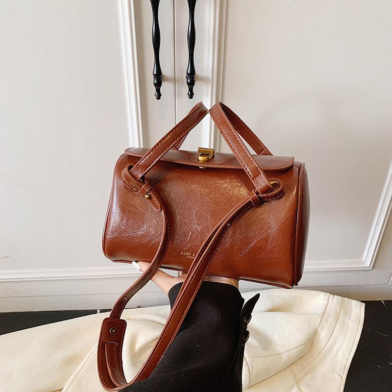 Ретро сумка женская большой вместимости 2025 новая осень и зима повседневная нишевый дизайн сумка-мессенджер портативная для поездок на работу сумка-подушка