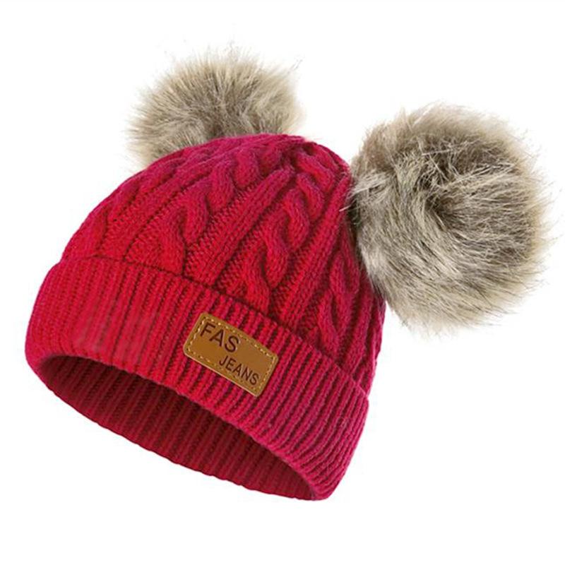 Вязаная детская шапочка с помпонами