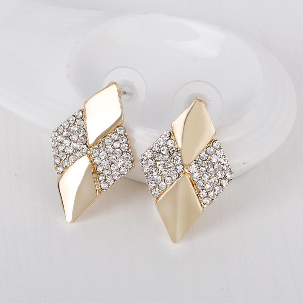 Женские ожерелья, серьги, бижутерия, наборы AVE