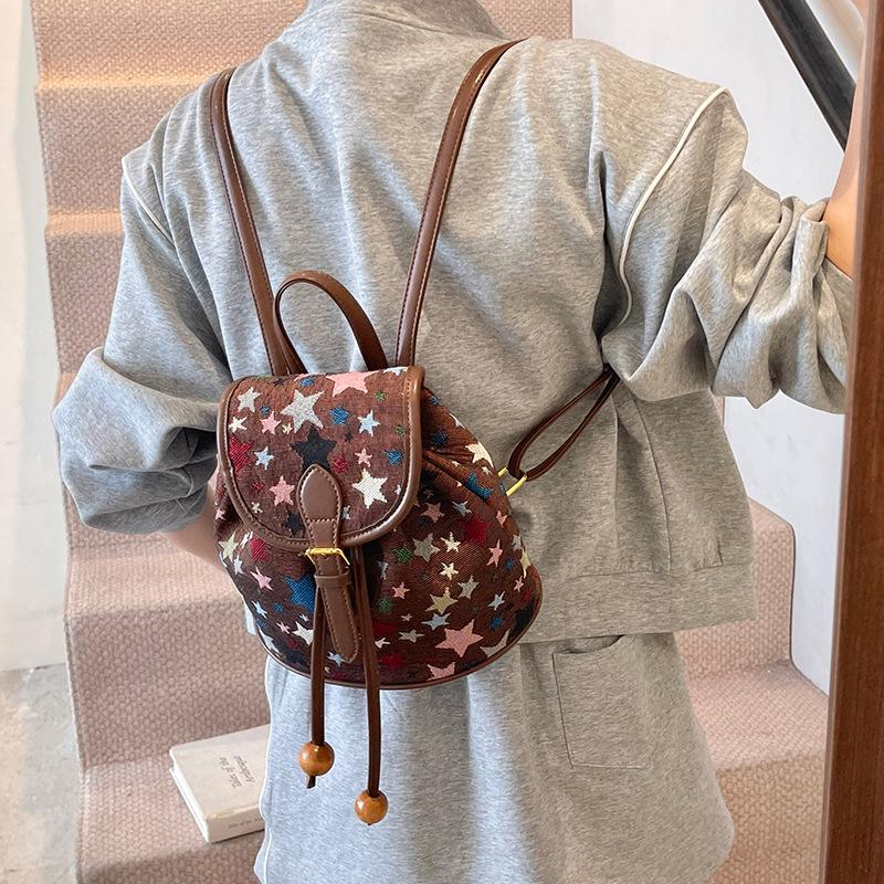 Сумка 2025 новая корейская версия модный принт повседневный для поездок на работу маленький школьный рюкзак женский в зарубежном стиле универсальный дорожный рюкзак