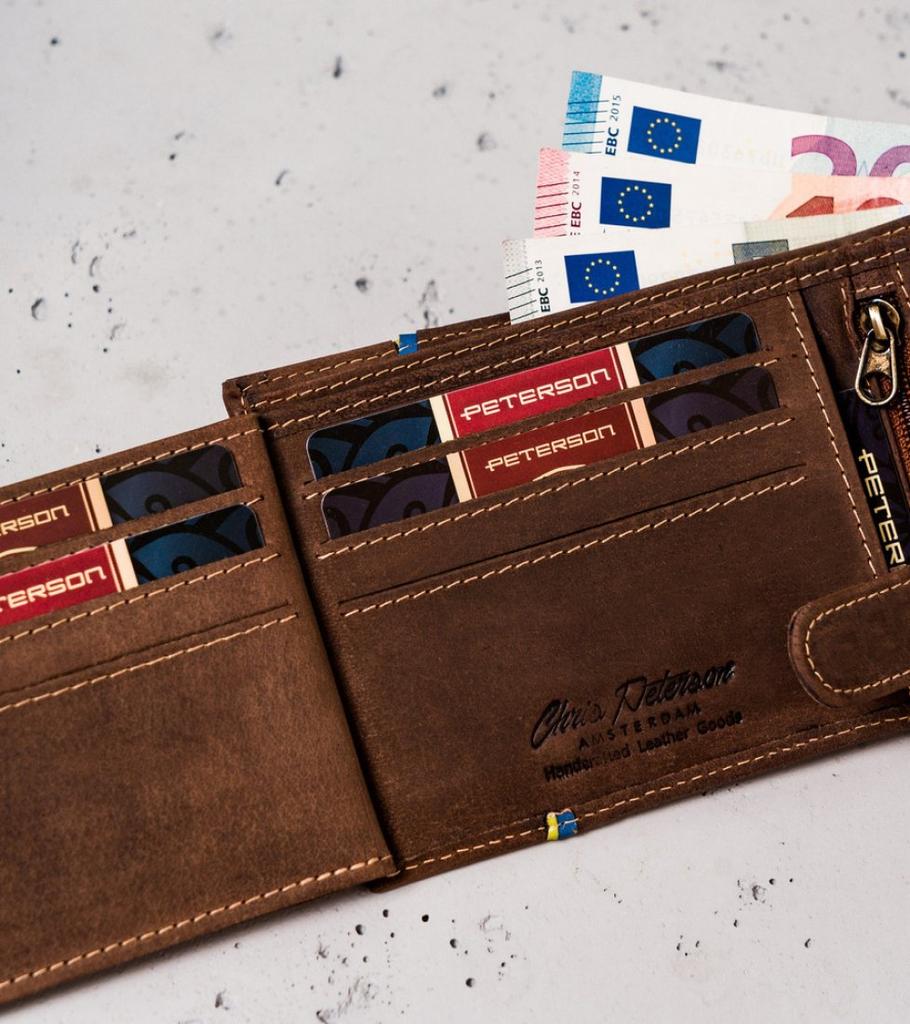 Men's horizontal wallet with decorative embossing - Peterson
