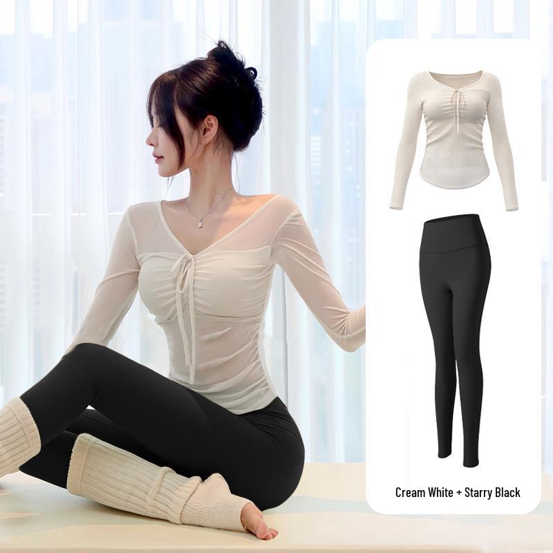 Элегантный женский комплект для йоги: Высококачественная спортивная одежда для пилатеса на открытом воздухе со встроенными подушечками для бюстгальтера.