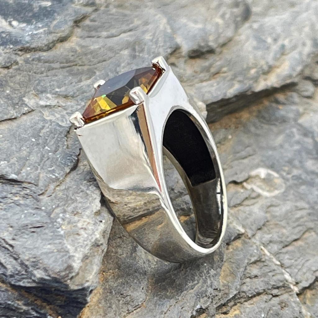 Серебряное мужское кольцо с изменяющим цвет султанитовым камнем - раскрывая завораживающую красоту - мужское кольцо из султанита - идея подарка для мужчин