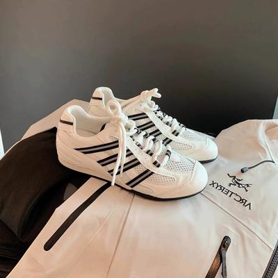 Одиночная обувь 2025 лето круглый носок новая сетчатая дышащая обувь на плоской подошве белая обувь в наличии женская обувь повседневная обувь