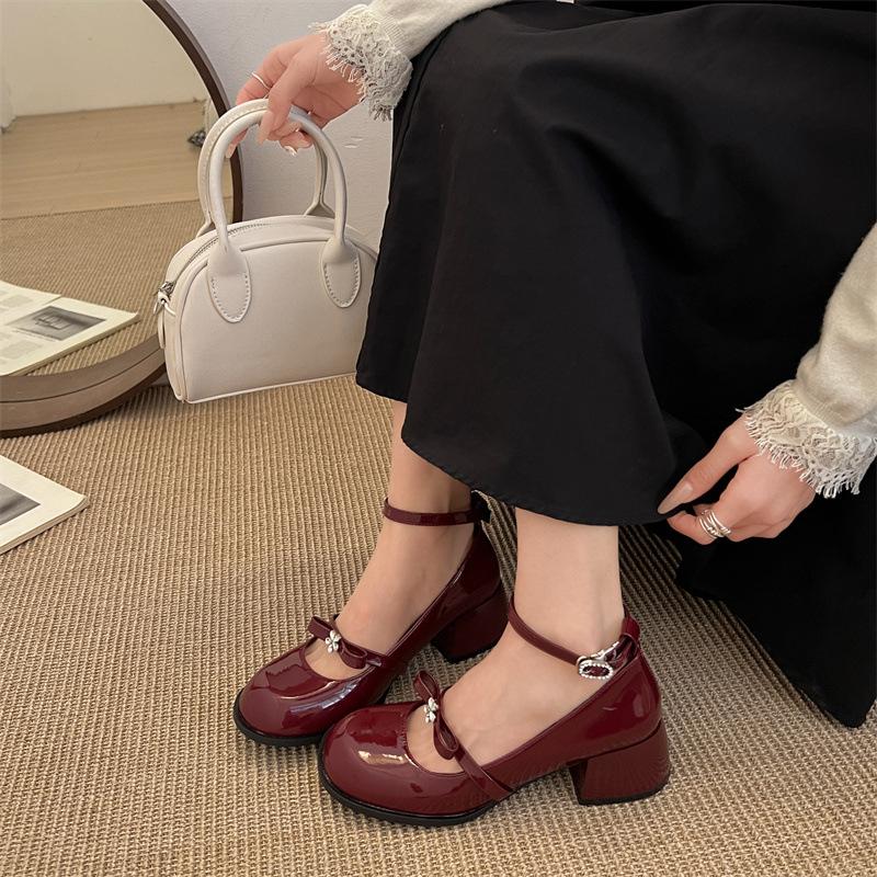 Red Retro Light Mouth Thick Heel Single Shoes Women's 2025 New Spring and Autumn with Skirt Round Head French Mary Jane Small Leather Shoes