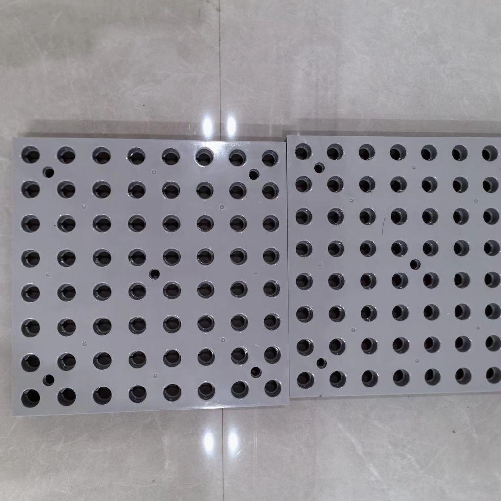 Стена-игрушка с колышками и бусинами: Интерактивные деревянные кубики и игра-украшение для стены для детского сада.