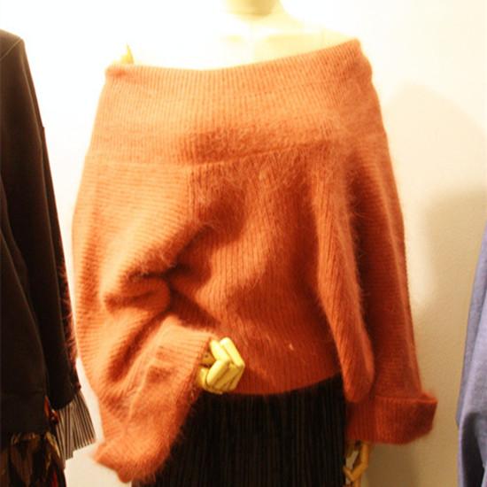 Женский свитер с широкими рукавами и открытыми плечами