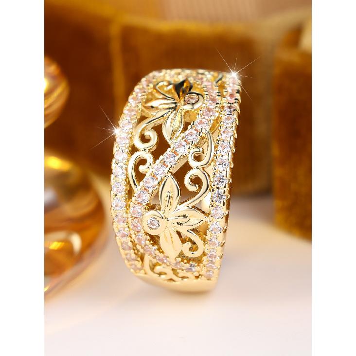 Light luxury, vintage-style, hollow-patterned, wide-band gold ring Micro-paved zirconia ring with a court-style carved design