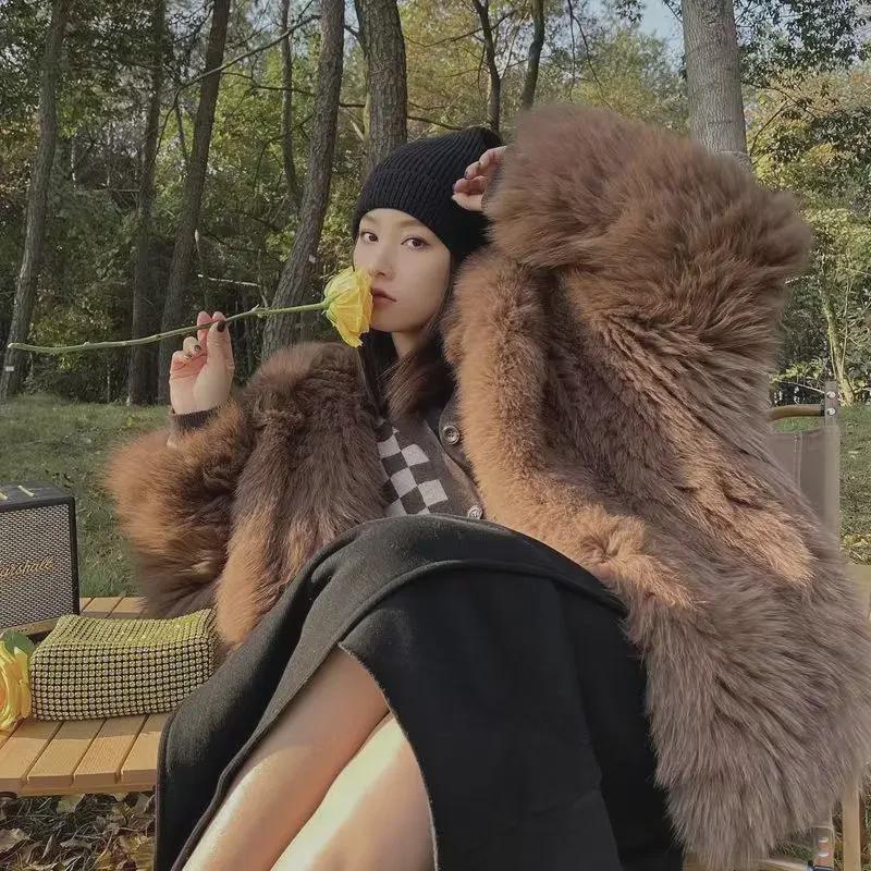 Женское пальто средней длины с капюшоном из искусственного меха лисы — корейский уличный стиль осень/зима 2025 года.