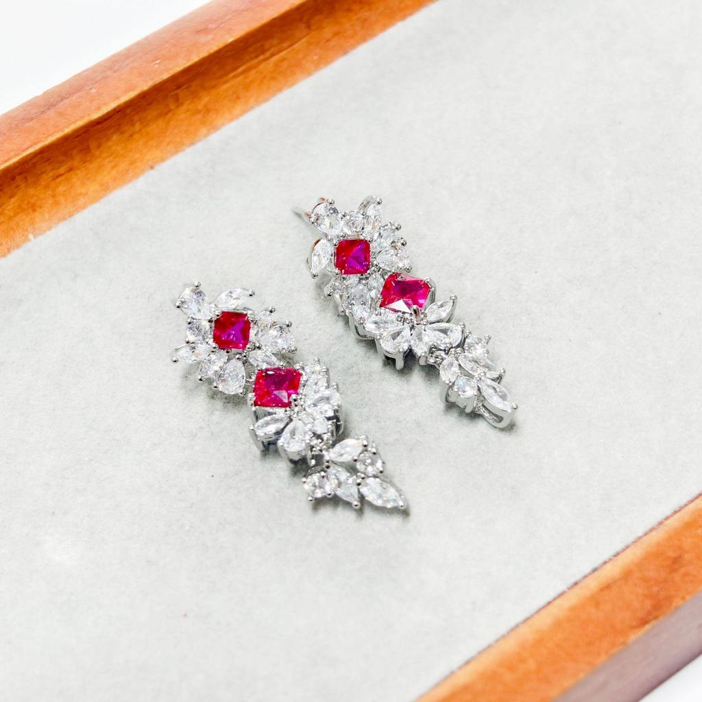 Gessen Jewelry: Элегантный набор: серьги, кольцо и подвеска с красными цирконами