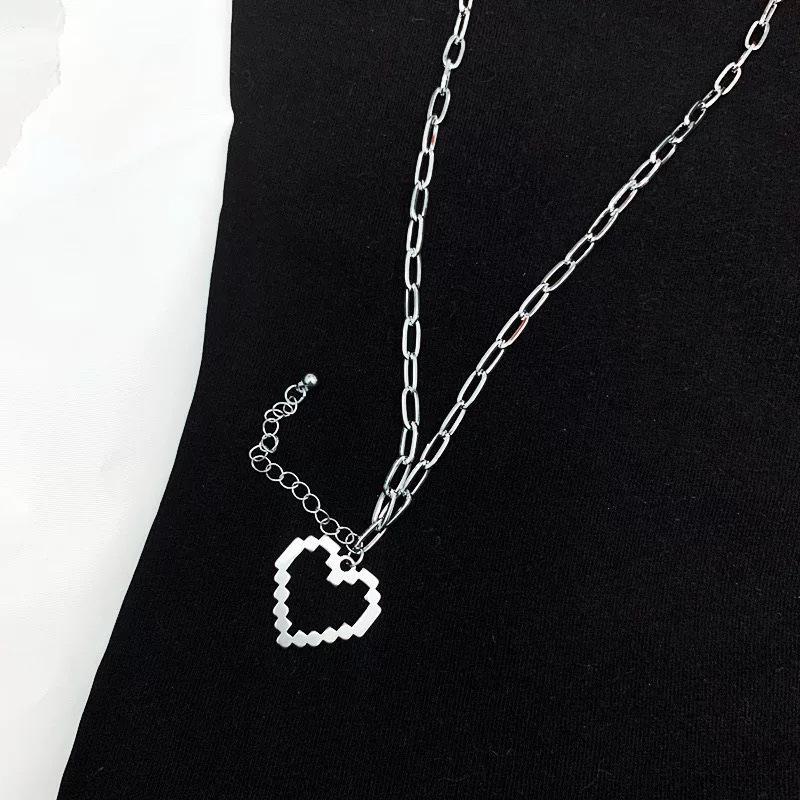 Многослойное циркониевое ожерелье и молочно-бело-голубые серьги Love: Элегантный и шикарный комплект цепочек на ключицу