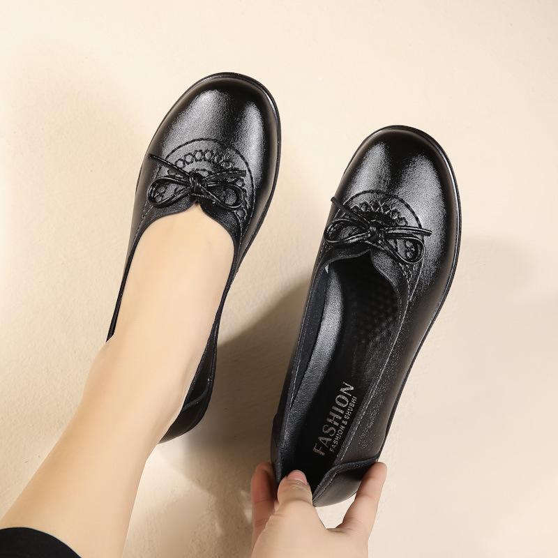 Весенние туфли без застежек для женщин среднего и пожилого возраста. Удобные кожаные туфли для мам на плоской нескользящей мягкой подошве.