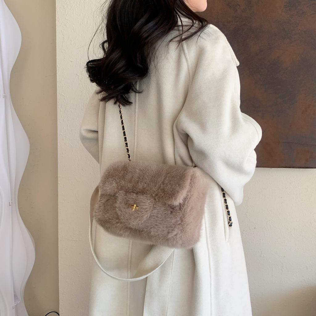 Новая осенне-зимняя пушистая квадратная сумка женская в иностранном стиле плюшевая сумка на плечо с замком универсальная пушистая сумка сумка-мессенджер на цепочке