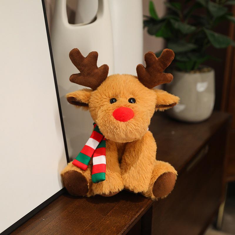 Рождественское праздничное украшение: Плюшевое дерево, Яблочный венок мира и Декоративная подушка в виде пряничного человечка.